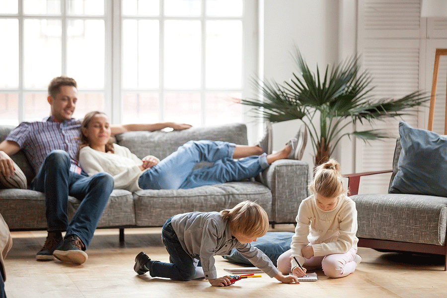 familie zit comfortabel in goed geventileerde woning