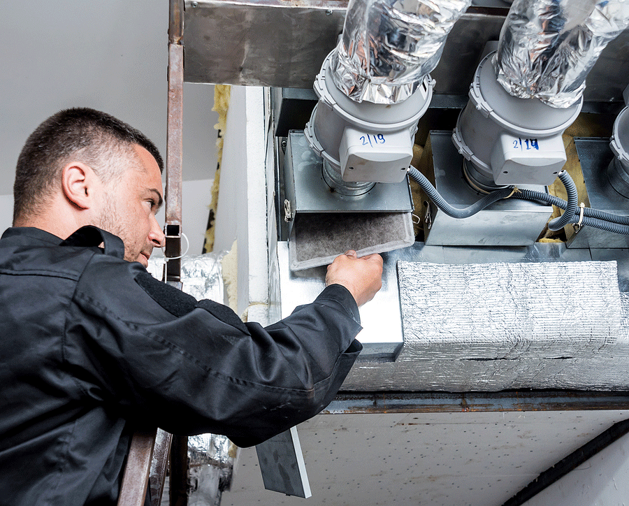 Specialist reinigt professioneel een ventilatiesysteem